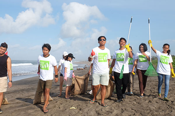 Beach Cleaning - Finns Bali
